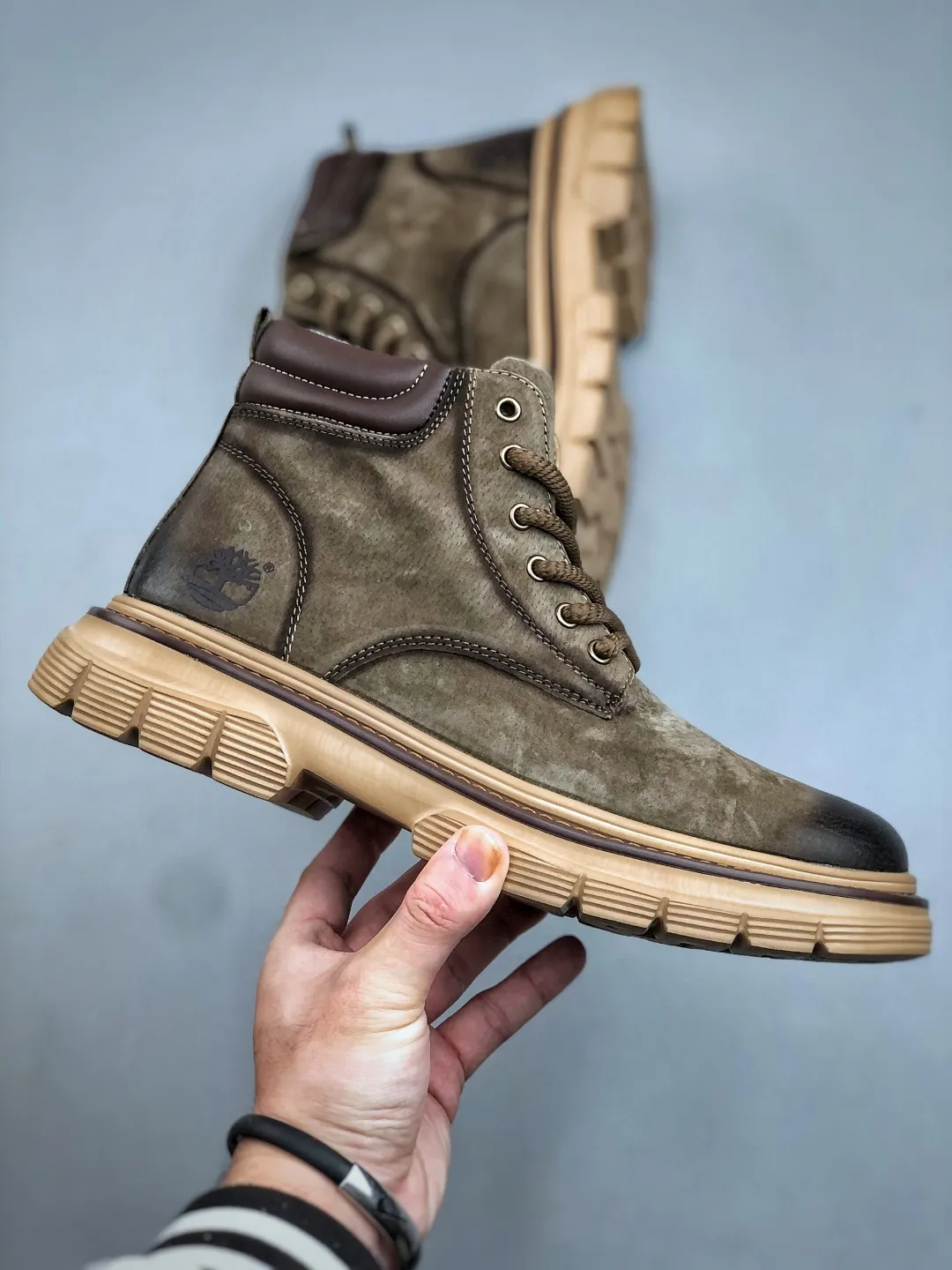 Welfare special price 💰480 #Timberland Timberland/Timberland new autumn and winter products (plush lining🔥warm and heat-locking) autumn and winter must-have outdoor casual rhubarb boots series #Guangdong Dachang quality, original box and original packaging, fashionable and trendy matching, the fabric is made of Italian 🇮🇹 top frosted fine-grained cowhide, lightweight outsole, with anti-odor and anti-corrosion genuine leather latex insole, outsole and hardware are all made from OEM raw materials Same as the original Goodyear's never-opening glue process. Good products don't kill pigs. The quality of the first order is strictly controlled. Exclusively released on the entire network. The quality is beyond doubt. The full set of official website unified packaging gives you a perfect wearing experience. The quality is exquisite and durable. A must-have for sportsmen. Specializes in not being handsome. High-quality feet feel first-class. This winter, it is specially used for outdoor cold protection. Daily casual matching. Size: 39-44 (leather shoe size)